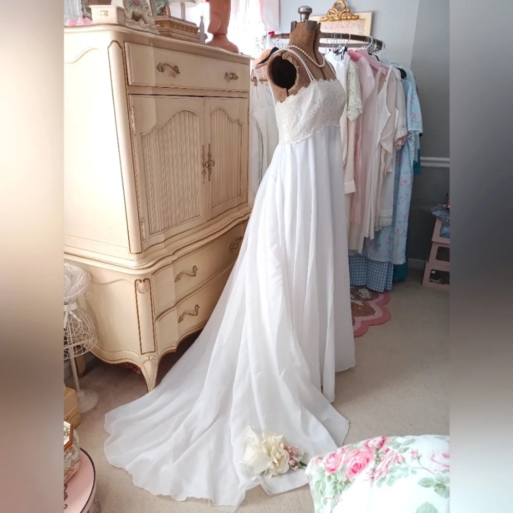 GORGEOUS 1990S "BIANCHI" CRISP WHITE CHIFFON WEDDING GOWN W/ LACE JACKET & VEIL! - Picture 7 of 16